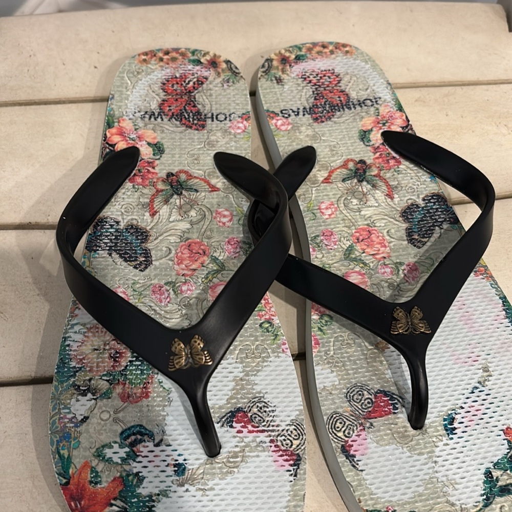 Johnny Was “Holly” Floral Butterfly Flip Flops Sandals Slip On Size 9-10 - Picture 3 of 6